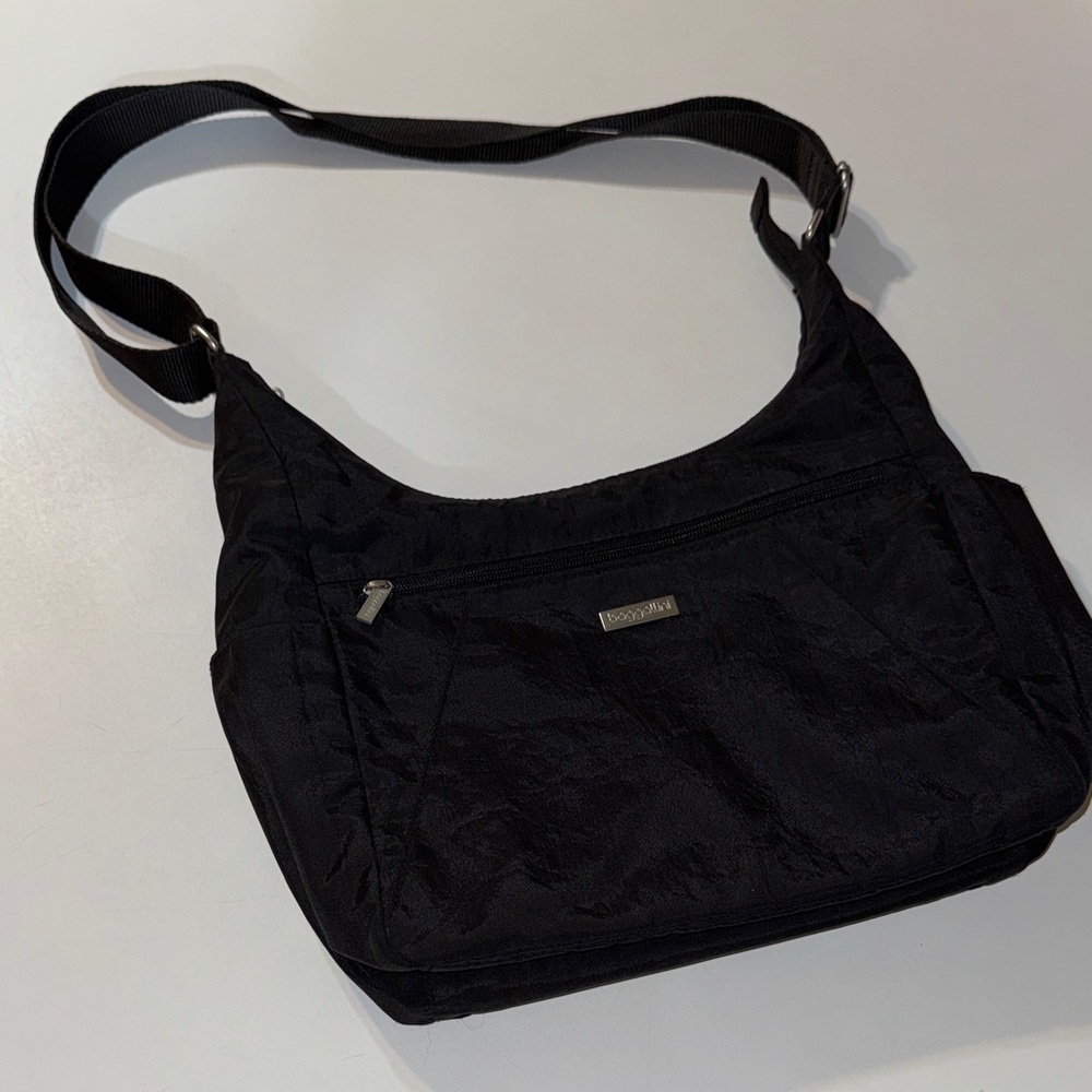 Baggallini Voyage Sleek Black Essential Hobo Crossbody‎ Bag